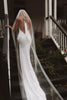 Mariée portant une robe Goldie en montant les escaliers